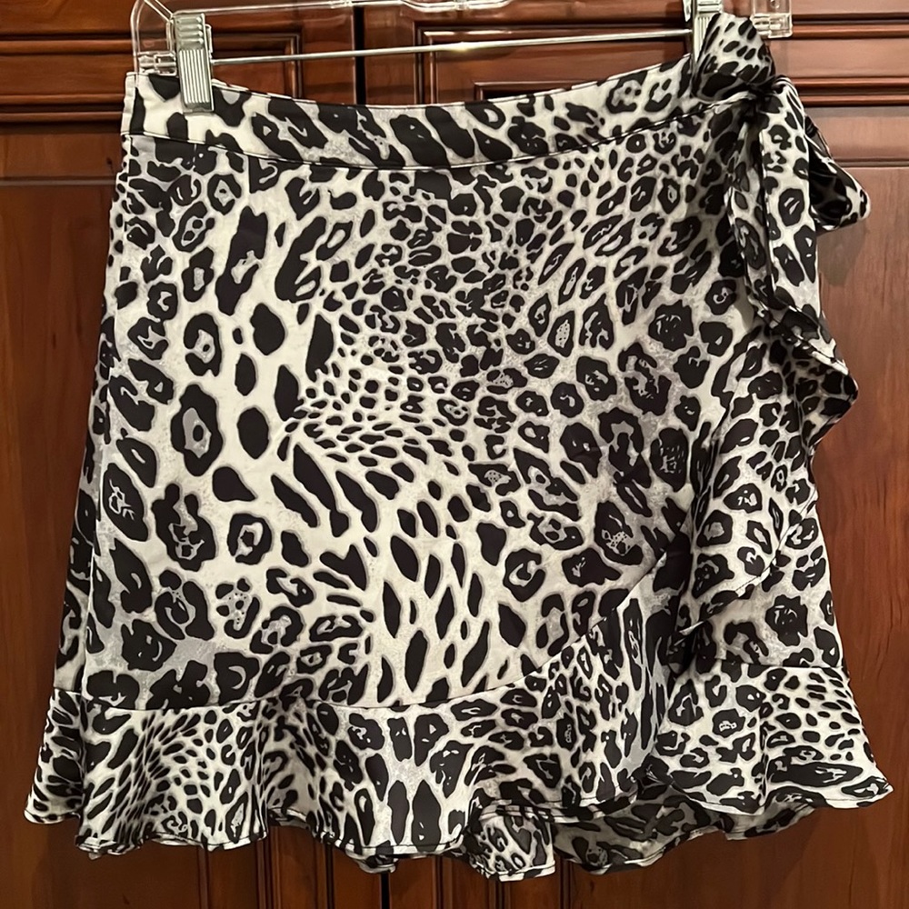 BB Dakota skirt that looks like a wrap shirt ties on the size, zipper back .